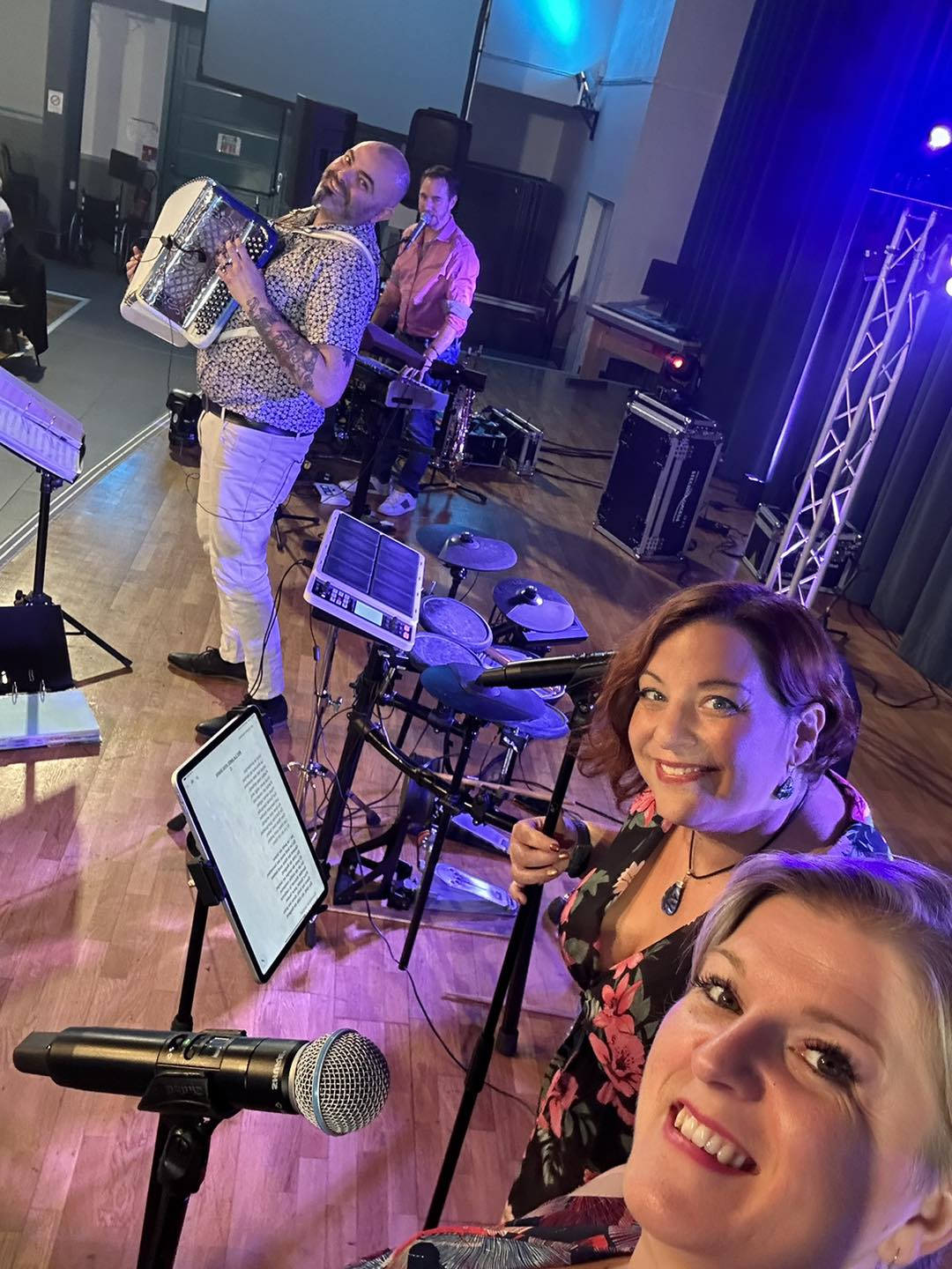 Groupe de musiciens en concert avec accordéon, chant et percussions, lors d’une performance live animée par Pierre-Alexis Levier.