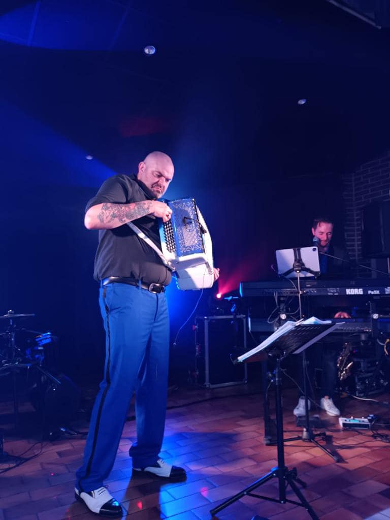 Pierre-Alexis Levier en concert, jouant de l’accordéon sur scène lors d’une prestation musicale live.