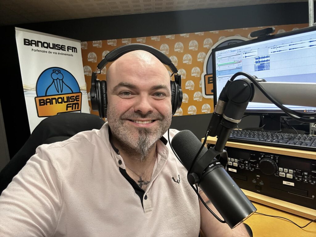 Pierre-Alexis Levier en studio radio sur Banquise FM, animateur d’une émission dédiée à l’accordéon et à la musique.