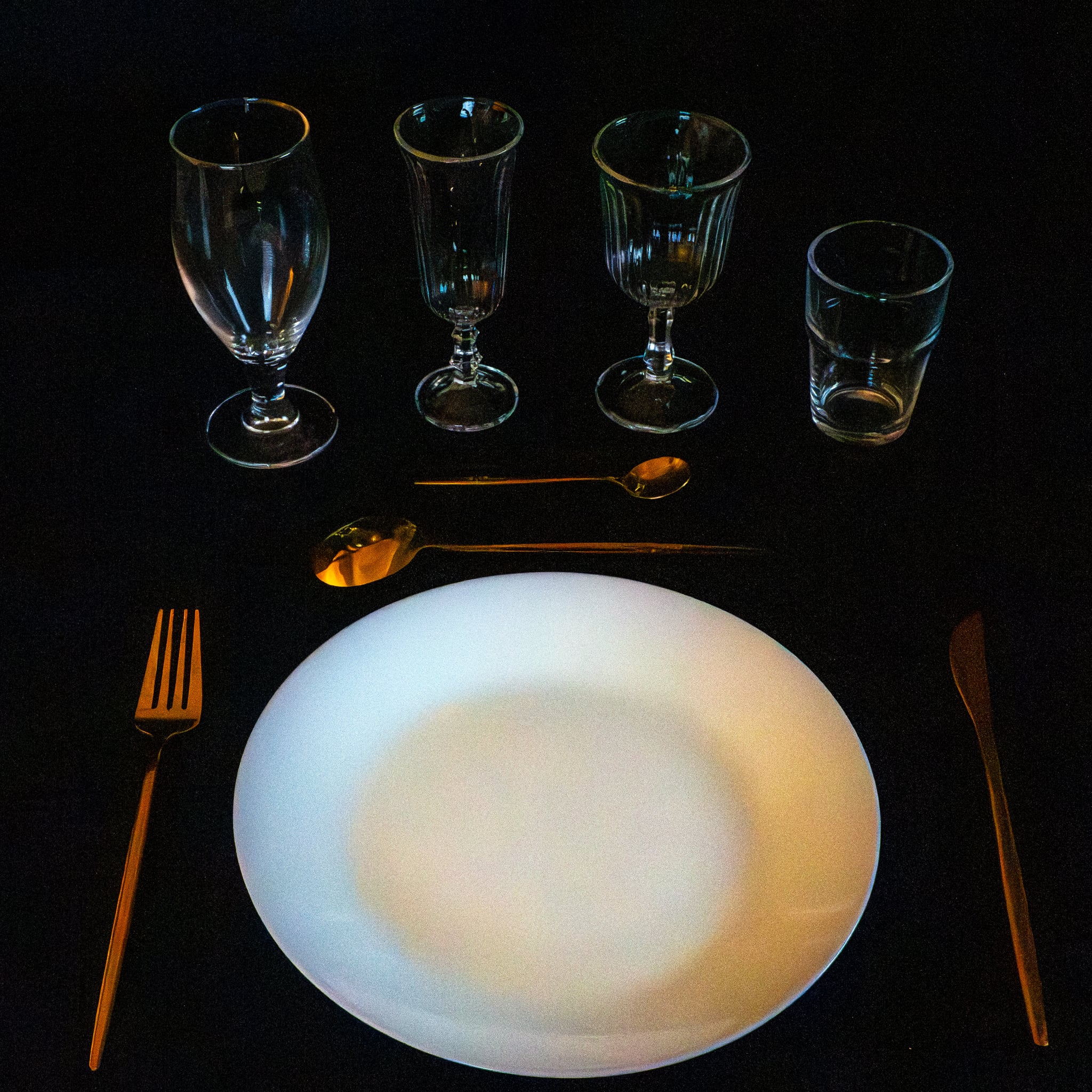 Vaisselle élégante noir et doré en location pour événement dans le Nord et à La Bassée