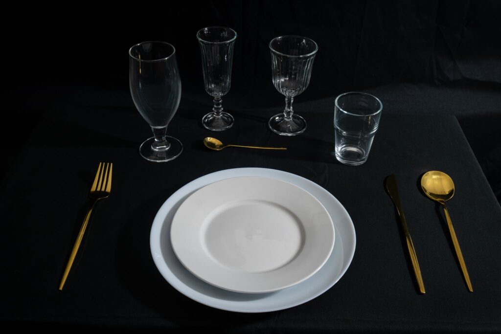 Location de vaisselle noir et doré pour événement à La Bassée, assiettes et couverts élégants
